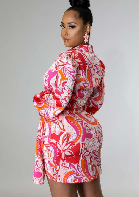 Robe à revers rose séduisante avec imprimé unique pour femmes