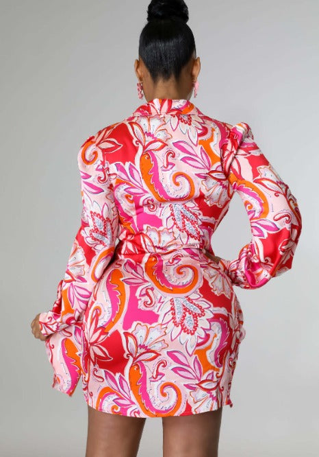 Robe à revers rose séduisante avec imprimé unique pour femmes